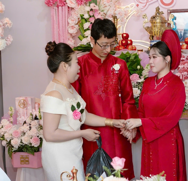 Dì tặng heo đất dành dụm 2 năm cho cháu gái trong lễ vu quy - Ảnh 1.