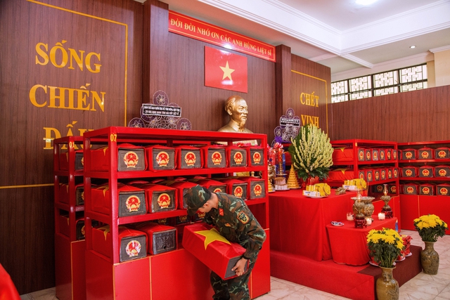 Tấm l&ograve;ng chiến sĩ trẻ với c&aacute;c anh h&ugrave;ng liệt sĩ- Ảnh 3.