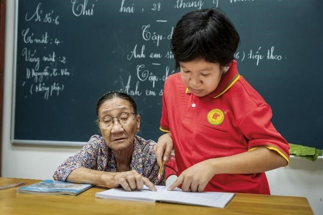 Cô giáo bán vé số ‘gieo mầm cho những ước mơ’ - Ảnh 4.
