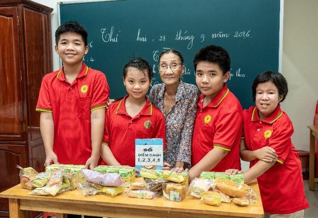 Cô giáo bán vé số ‘gieo mầm cho những ước mơ’ - Ảnh 5.