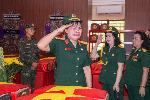 Tấm l&ograve;ng chiến sĩ trẻ với c&aacute;c anh h&ugrave;ng liệt sĩ- Ảnh 6.