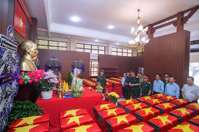Tấm l&ograve;ng chiến sĩ trẻ với c&aacute;c anh h&ugrave;ng liệt sĩ- Ảnh 8.
