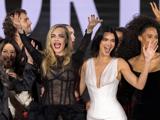 Kendall Jenner làm rõ mối quan hệ tình cảm với siêu mẫu Cara Delevingne - Ảnh 1.