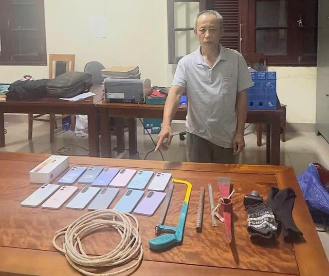 'Siêu trộm' đột nhập cửa hàng Điện máy Xanh lấy cắp 33 chiếc điện thoại- Ảnh 1.