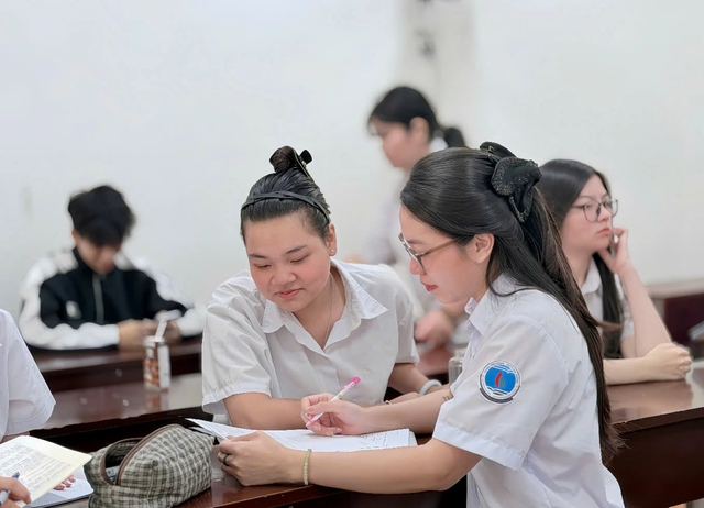 26 tuổi mới học lớp 12, cô gái được chọn vào đội tuyển học sinh giỏi - Ảnh 2.