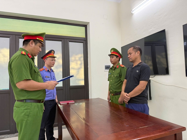Chủ hộ kinh doanh bị khởi tố v&igrave; mua thịt lợn nhiễm vi r&uacute;t l&agrave;m lạp sườn - Ảnh 1.