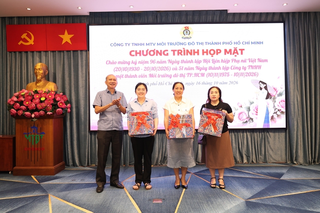 Món quà 20.10 đặc biệt dành cho nữ công nhân môi trường TP.HCM - Ảnh 1.