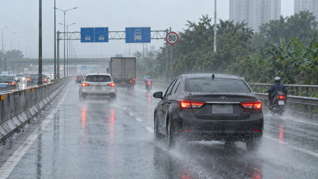 Trời mưa lớn giữa ban ngày, tài xế ô tô có bắt buộc bật đèn? - Ảnh 2.