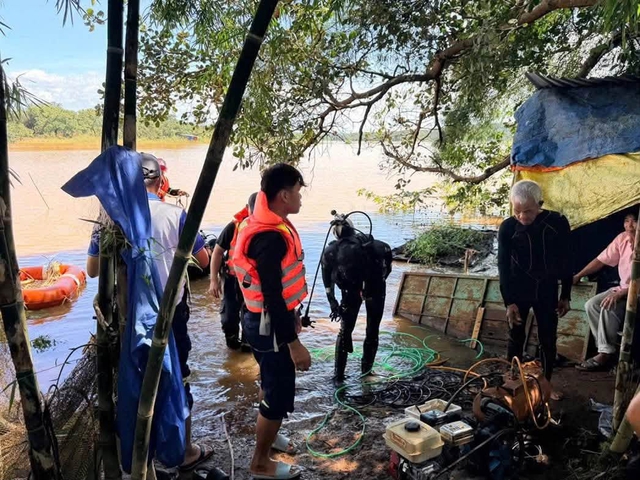 Nỗ lực t&igrave;m kiếm người đ&agrave;n &ocirc;ng nghi rơi xuống l&ograve;ng s&ocirc;ng Đắk R'Lấp mất t&iacute;ch - Ảnh 1.