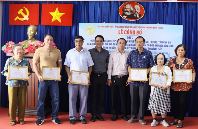 Dự án mở rộng đường ở TP.HCM lên 30 m: Lãnh đạo phường trao thưởng cho dân- Ảnh 1.