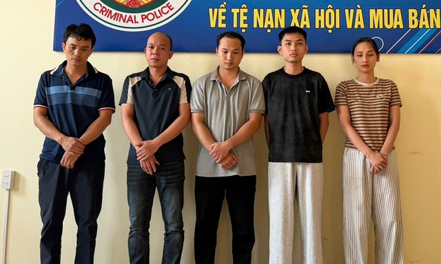Mở hàng loạt tài khoản ngân hàng để rửa tiền cho tội phạm bên Campuchia - Ảnh 1.