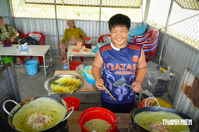 Cậu bé 13 tuổi miền Tây đổ cùng lúc 3 chiếc bánh xèo phụ mẹ mưu sinh - Ảnh 1.