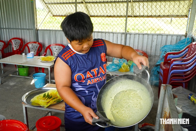Cậu bé 13 tuổi miền Tây đổ cùng lúc 3 chiếc bánh xèo phụ mẹ mưu sinh - Ảnh 3.