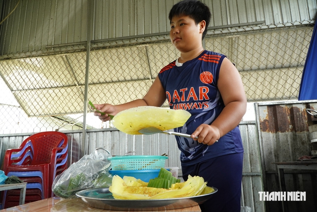 Cậu bé 13 tuổi miền Tây đổ cùng lúc 3 chiếc bánh xèo phụ mẹ mưu sinh - Ảnh 8.