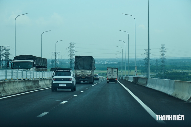 Đường không phân làn, ô tô vượt phải có bị phạt 6 triệu? - Ảnh 2.
