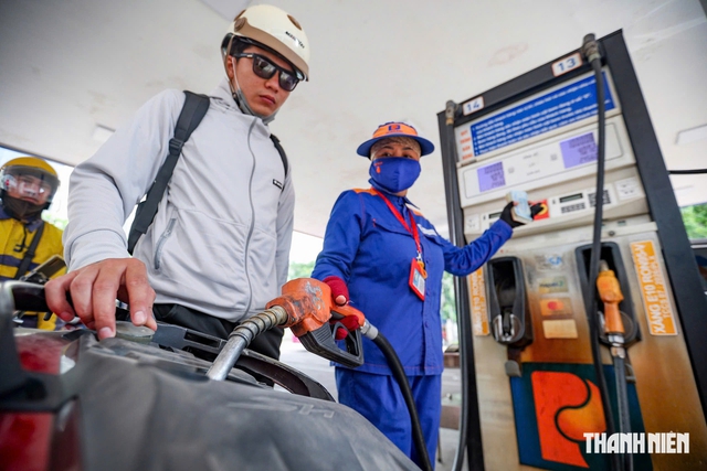'Chưa bao giờ thấy PVOIL, Petrolimex giảm giá xăng dầu sâu đến thế'- Ảnh 1.