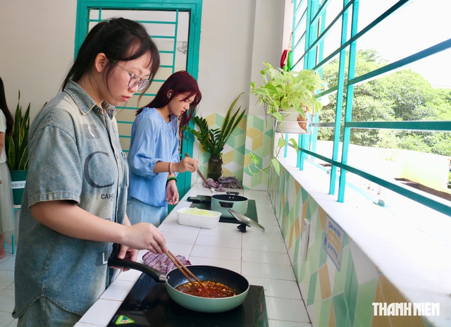 Sinh viên ở ký túc xá nay được tự tay nấu những bữa 'cơm nhà' - Ảnh 1.
