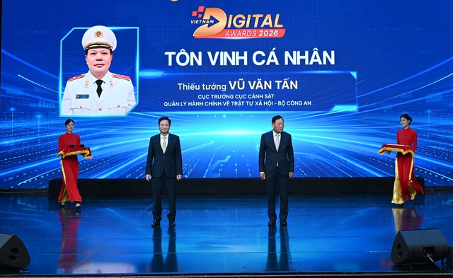 Thiếu tướng Vũ Văn Tấn được vinh danh 'Lãnh đạo chuyển đổi số xuất sắc' - Ảnh 1.