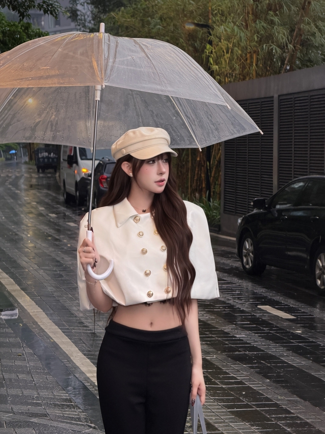 Diện các kiểu áo dáng ngắn khoe eo thon, tôn dáng chuẩn- Ảnh 2.