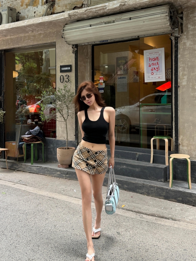 Diện các kiểu áo dáng ngắn khoe eo thon, tôn dáng chuẩn- Ảnh 4.