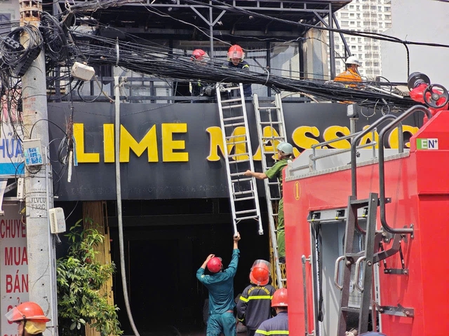 Th&ocirc;ng tin mới về vụ ch&aacute;y tr&ecirc;n đường L&ecirc; Văn Lương - Ảnh 1.