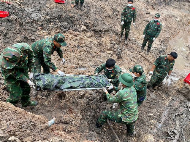 Quy tập th&ecirc;m 13 h&agrave;i cốt liệt sĩ tại c&ocirc;ng vi&ecirc;n L&ecirc; Thị Ri&ecirc;ng - Ảnh 1.