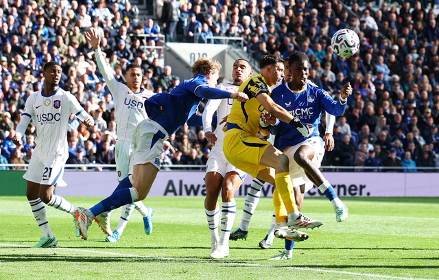 Thủ thành Emiliano Martinez chấn thương kinh hoàng, HLV Alonso lên tiếng trấn an CĐV Chelsea- Ảnh 1.