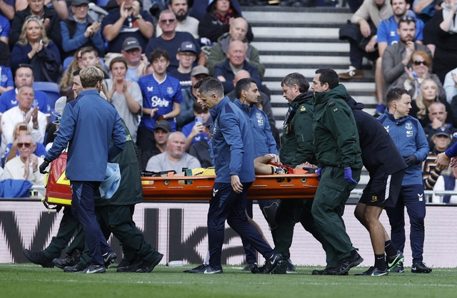 Thủ thành Emiliano Martinez chấn thương kinh hoàng, HLV Alonso lên tiếng trấn an CĐV Chelsea- Ảnh 2.