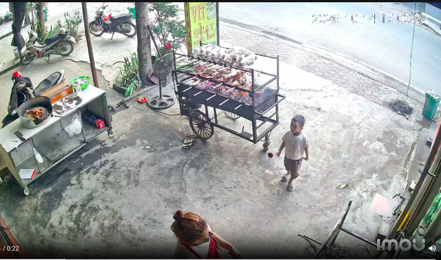Cậu b&eacute; 3 tuổi xin hoa h&agrave;ng x&oacute;m, quỳ xuống tặng mẹ khiến d&acirc;n mạng 'tan chảy' - Ảnh 1.