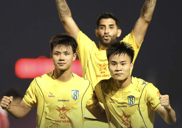 Bảng xếp hạng V-League mới nhất: SLNA lỡ cơ hội soán ngôi đầu của CLB CAHN, Nam Định leo tốp 4 - Ảnh 2.