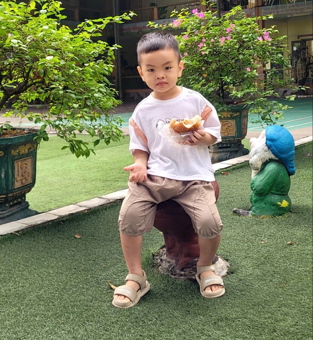Cậu b&eacute; 3 tuổi xin hoa h&agrave;ng x&oacute;m, quỳ xuống tặng mẹ khiến d&acirc;n mạng 'tan chảy' - Ảnh 2.