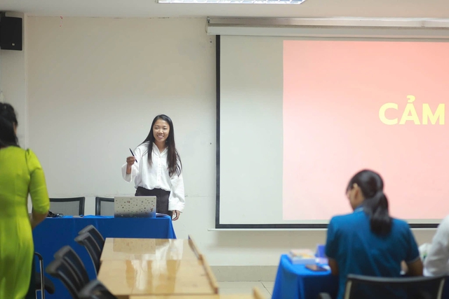 'Cô giáo' Huỳnh Như bảo vệ thành công luận văn thạc sĩ tại Trường ĐH Sư phạm TP.HCM- Ảnh 1.
