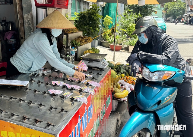 Đại lý cũng phải ôm vé số ế: 'Chúng tôi chỉ biết kêu trời'- Ảnh 1.