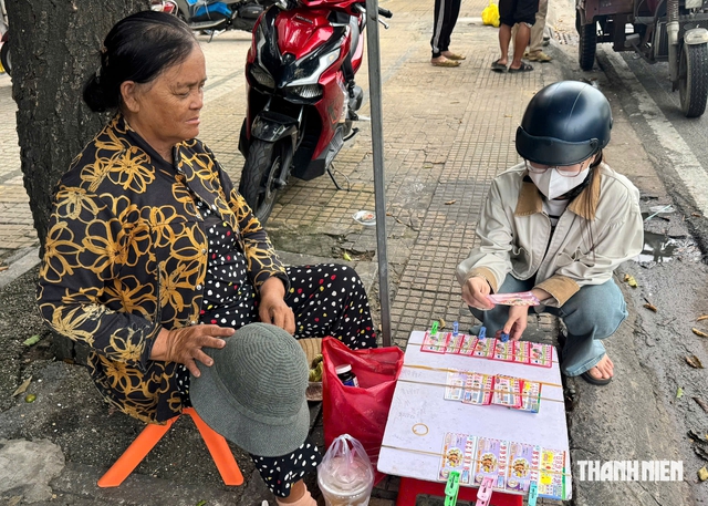 Người nghèo bán vé số dạo ở TP.HCM thành 'con nợ' bi đát- Ảnh 4.