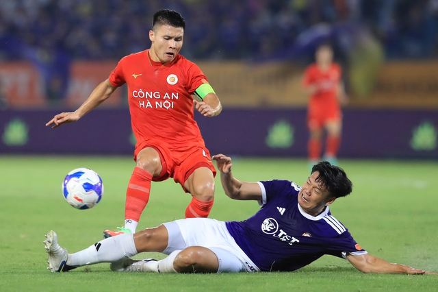 CLB Hà Nội kiên cường đánh bại CLB CAHN: Quang Hải bất lực, derby hấp dẫn như phim- Ảnh 1.