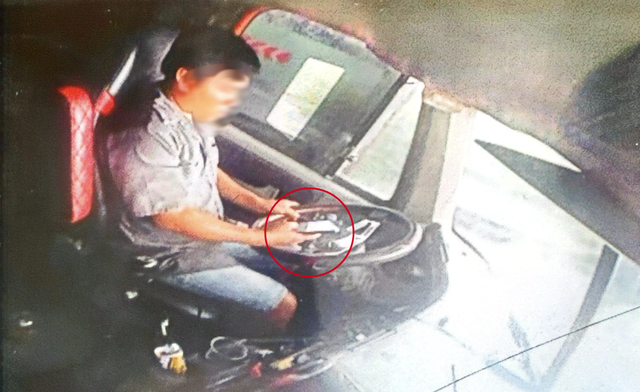 CSGT kiểm tra camera, phát hiện tài xế dùng điện thoại khi lái xe 10 phút trước- Ảnh 1.