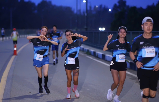 Nhã Phương, Phương Anh Đào khoe nhan sắc trên đường chạy- Ảnh 1.