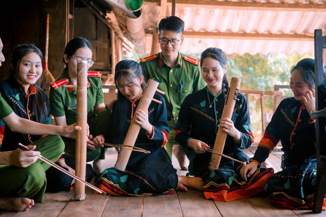 Bền bỉ gìn giữ và phát huy giá trị di sản văn hóa - Ảnh 1.