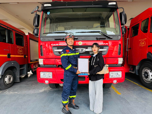 Cảm phục người lính cứu hỏa xông vào biển lửa cứu 12 người dân - Ảnh 2.