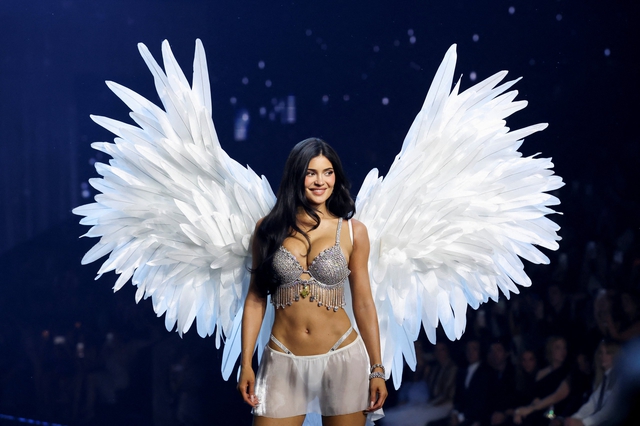 Kylie Jenner gây sốc khi diện Fantasy Bra 50 triệu USD tại show Victoria's Secret - Ảnh 1.