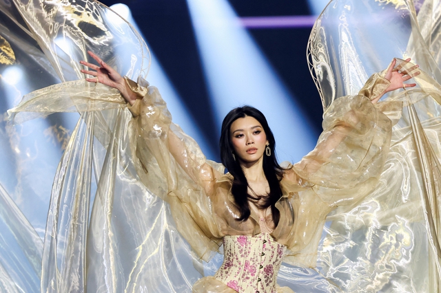 Con dâu 'vua sòng bạc' tái xuất sàn diễn Victoria's Secret sau đám cưới hào môn - Ảnh 5.