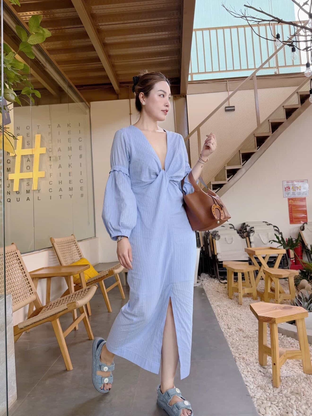 Khoe eo thon v&agrave; bờ vai gọn với trang phục cổ chữ V- Ảnh 4.