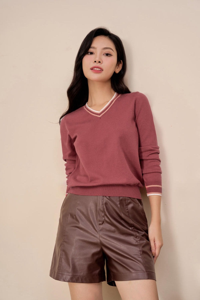 Khoe eo thon v&agrave; bờ vai gọn với trang phục cổ chữ V- Ảnh 5.