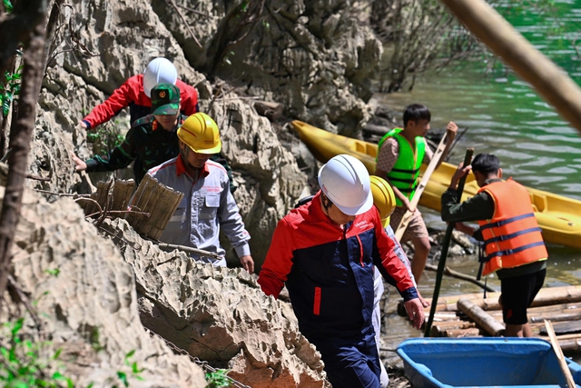 Tạm biệt cảnh ‘hứng sóng’ điện thoại nơi ‘bị bỏ quên giữa dòng chảy đô thị hóa’ - Ảnh 2.