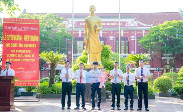 Trao thưởng 150 triệu đồng cho nam sinh đạt huy chương bạc Olympic Vật lý quốc tế - Ảnh 1.