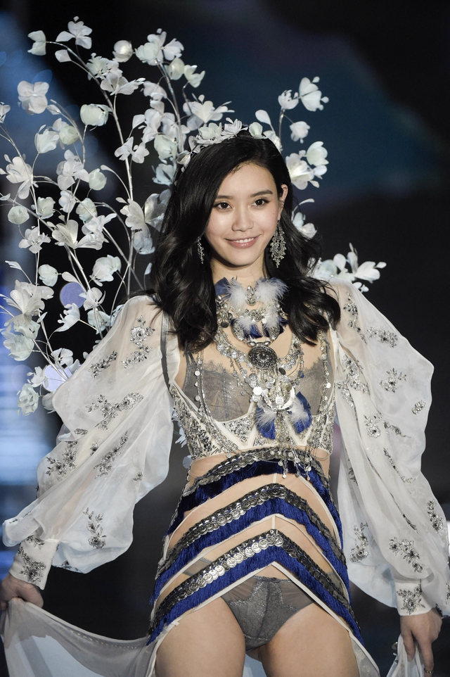 Con dâu 'vua sòng bạc' tái xuất sàn diễn Victoria's Secret sau đám cưới hào môn - Ảnh 4.