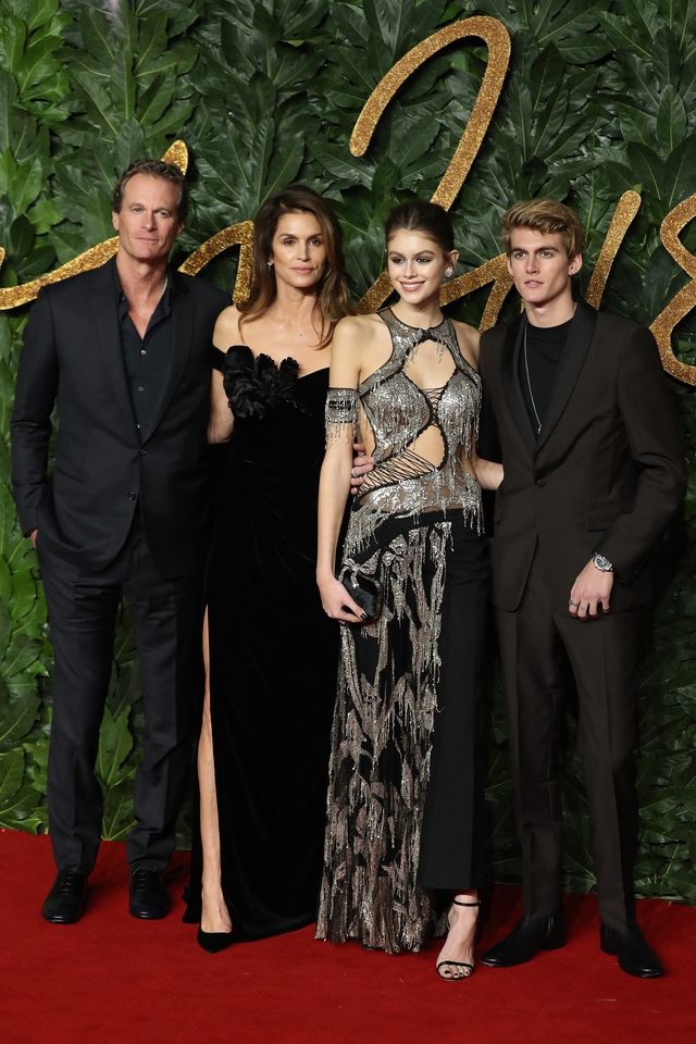 Siêu mẫu Cindy Crawford lần đầu lên tiếng sau cú sốc mất con trai duy nhất - Ảnh 2.