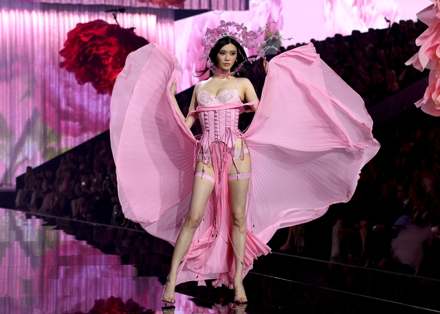 Con dâu 'vua sòng bạc' tái xuất sàn diễn Victoria's Secret sau đám cưới hào môn - Ảnh 3.
