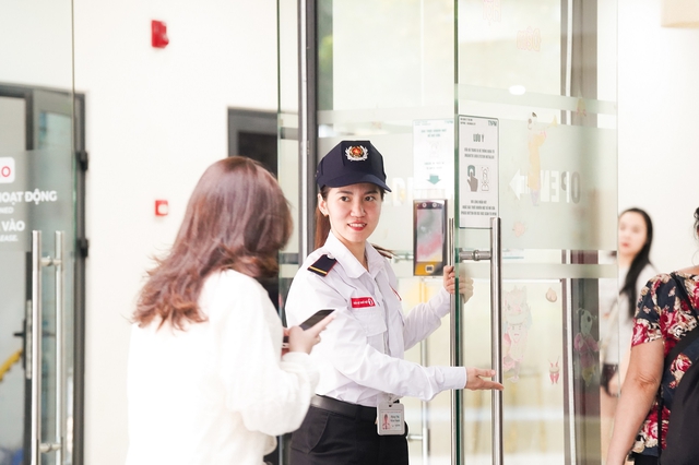 Những người phụ nữ g&oacute;p sức giữ an ninh cho t&ograve;a nh&agrave; - Ảnh 3.