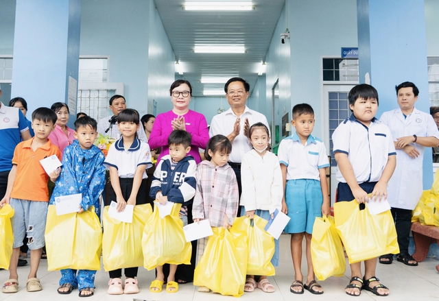 Trường Đại học Y Dược Cần Thơ khám bệnh, cấp thuốc miễn phí tại Cà Mau - Ảnh 2.